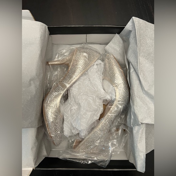 I.N.C. Zitah Pearl Gold Pumps - Picture 8 of 12